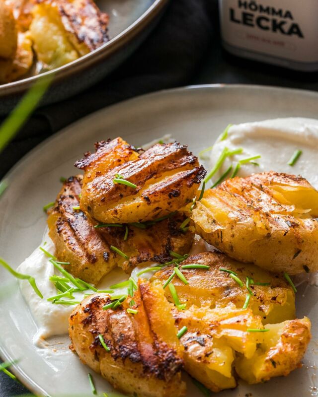 💥 Smashed Potatoes 💥 sind eine köstliche Beilage aus Kartoffeln, die auf eine sehr leckere Art gewürzt und verfeinert werden können. Wir haben hierfür unsere Gewürzmischung HÖMMA LECKA verwendet. 

Dazu gab es natürlich eine Sour Cream, die wir mit unserem Sour Cream gewürzt haben.

Hier unser Rezept für 20 Stk. 

Die Kartoffeln 🥔 

- 20 Drillinge, gekocht
- 3 TL Hömma Lecka
- 2 EL Olivenöl
- 2-3 EL Parmesankäse, gerieben

Die Quarkcreme:

- 250 g Magerquark
- 2-3 TL Sour Cream

Zubereitung 🥣

Die Kartoffeln:

- Den Kontaktgrill mit der geriffelten Seite der Grillplatte auf 160 °C vorheizen.
- In der Zwischenzeit alle Zutaten für die Smashed Potatoes in einer Schüssel vermengen.
- So viele gewürzte und heiße Drillinge, mit etwas Abstand, auf die untere Grillplatte legen und sofort den Deckel fest auf die Kartoffeln drücken und ca. 7 Minuten goldbraun ausbacken lassen.

Die Sour Cream:

- In der Zwischenzeit den Quark mit der Sour Cream Gewürzmischung vermischen und einfach nur genießen

💥 Das Rezeptvideo dazu findet ihr auch auf unserem Meateor & Spicbude YouTube Kanal. Abonniert diesen gerne und verpasst keine neuen Videos und Tutorials 🎥

Ist eine unserer leckeren Gewürzmischungen schon bei dir eingezogen? Lass es uns wissen und poste dein Foto oder Video mit @spicebude und schon wissen wir Bescheid, dass du ein Teil unserer Community bist. 🤩

#spicebude #gewürzmischung #gewürz #smashedpotatoes #sourcream #dip #rezept #gönndir #geschmack