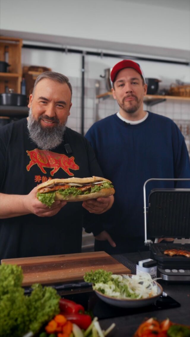 Wer hätte nicht gerne so ein Pausenbrot 🥖 💥 

Was ein tolles Rezept! Mit wenigen Zutaten grillt der Grillweltmeister @oliver_sievers zusammen mit dem Comedian @jan_fun_weyde dieses Sandwich. Die Krönung gibt dem ganzen unsere Gewürzmischung HÖMMA LECKA von Gernekochen 🤩

Wer kennt Kachelfleisch noch nicht❓

Kachelfleisch ist ein spezieller Cut vom Schwein, der aus der Schulter stammt. Es ist besonders saftig und eignet sich hervorragend zum Grillen und Braten. Dieser Cut ist weitgehend unbekannt, jedoch sehr schmackhaft. Fragt einfach mal beim Metzger eures Vertrauens nach 😊

Und gerade weil es besonders saftig ist und sich zum Kurzbraten, Grillen eignet ist der MEATEOR Tisch- und Kontaktgrill perfekt dafür.

💥 Abonniert gerne unseren Meateor & Spicebude YouTube Kanal und verpasst keine neuen Videos und Tutorials 🎥

#spicebude #gewürze #snack #schnellerezepte #rezept #grill #gönndir #heimatfürgeschmack #fun