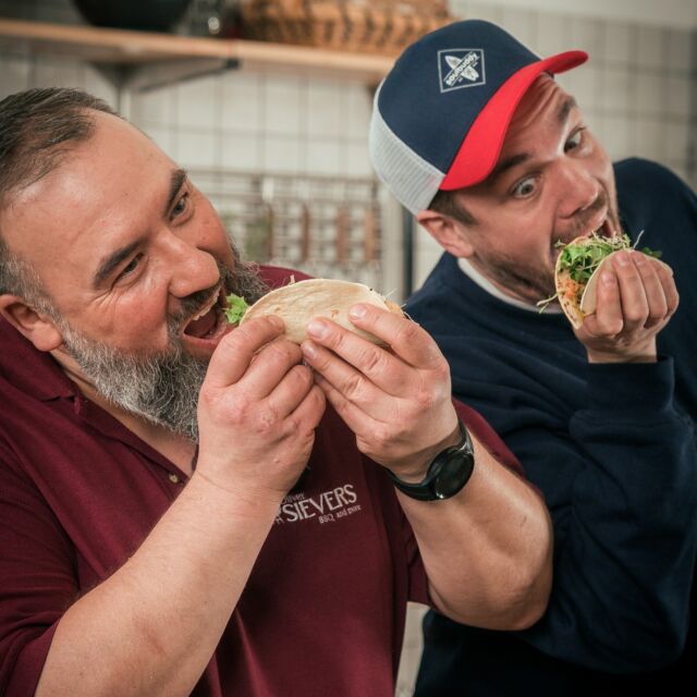 #fishfriday 😊

Habt ihr denn schon das Rezept von dem Grillweltmeister @oliver_sievers  gesehen und ausprobiert? Zusammen mit dem Comedian @jan_fun_weyde  wurden ein paar richtig leckere Tacos zubereitet 🌮 

Wir wünschen euch ein schönes Wochenende❗️

💥 Abonniert gerne unseren Meateor & Spicebude YouTube Kanal und verpasst keine neuen Videos und Tutorials 🎥

 #taco #fun #weekend #weekendvibes #fish #snack #rezepte #gönndir